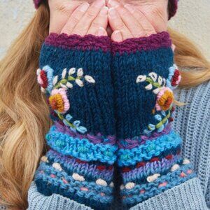 🌸🪶☮️Handcrafted Flower Embroidered Fingerless Gloves – Made in Nepal